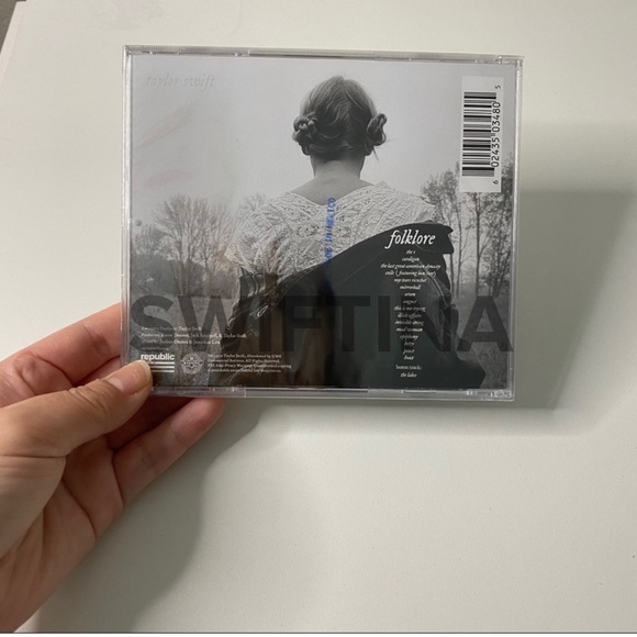 NWT TAYLOR SWIFT FOLKLORE SIGNED ALBUM - Picture 3 of 3